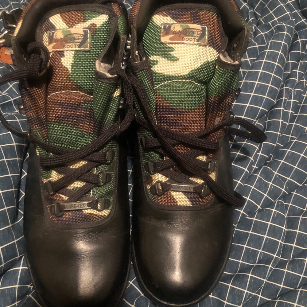 VASQUE GORE TEX. BLACK AND CAMOUFLAGE BOOTS.